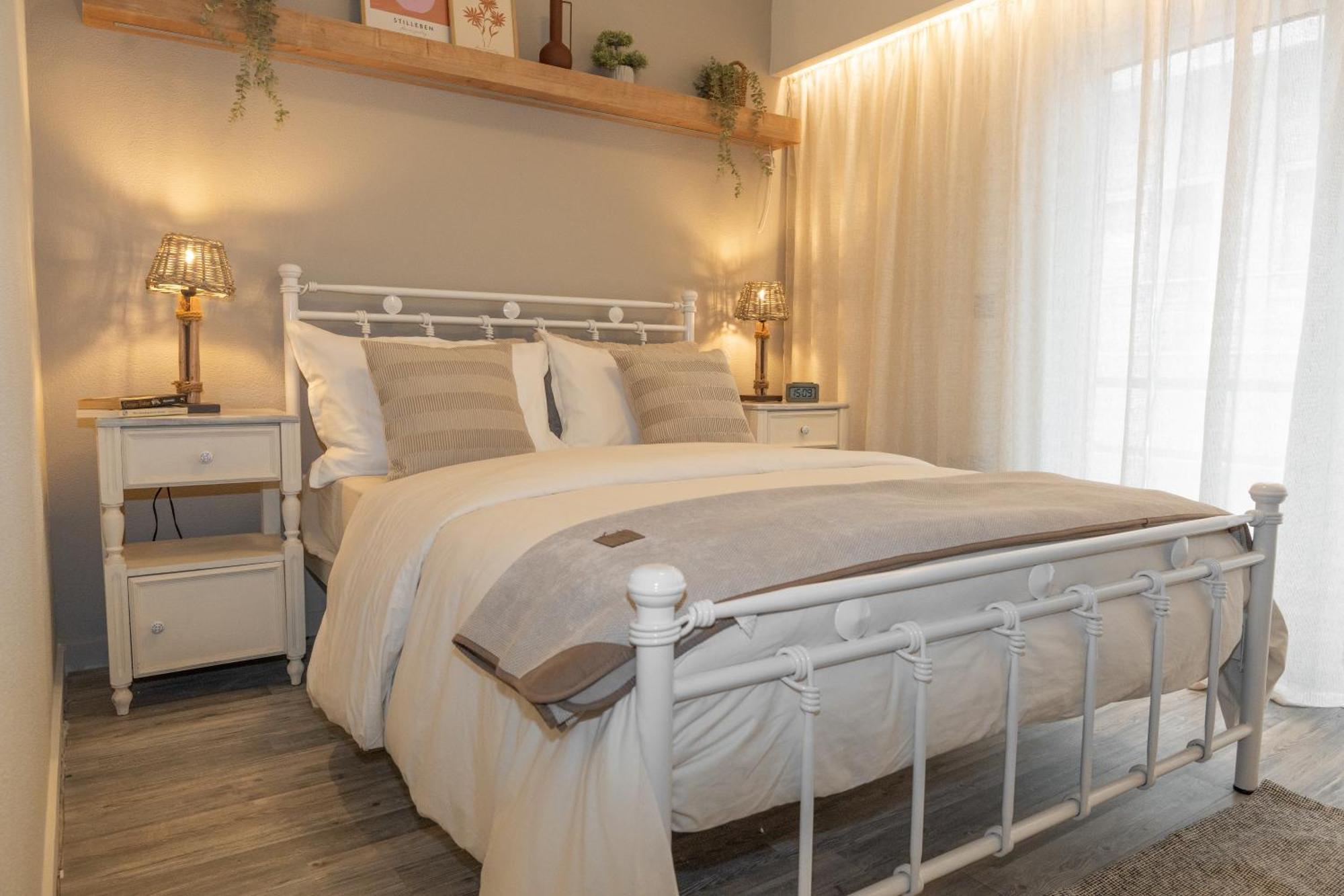 Ixia Home
