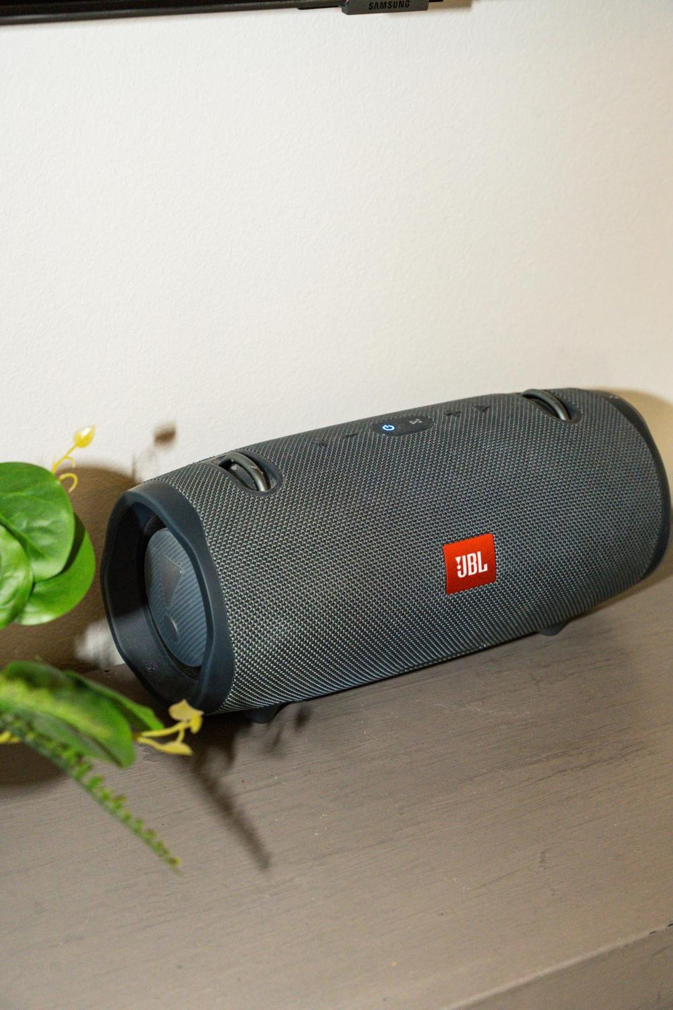 Ixia Home